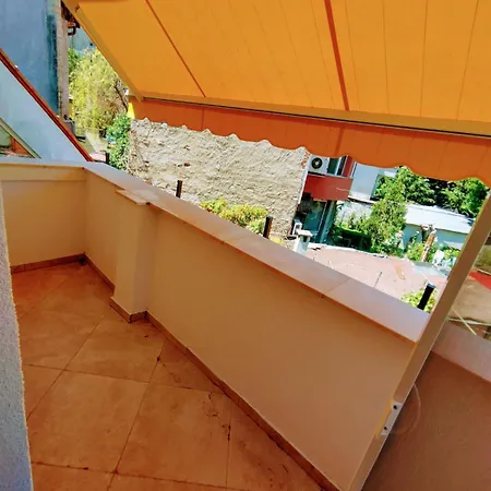 Moon House Red 아파트